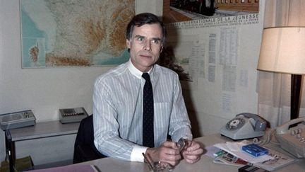 Pierre-Luc Séguillon le 27 janvier 1987 à Paris, à son bureau à TF1 (AFP / Georges Bendrihem)