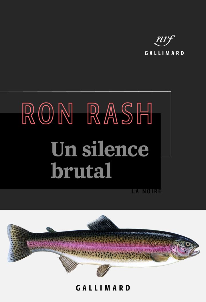 Couverture de "Un silence brutal", Ron Rash (Gallimard - Collection La Noire)