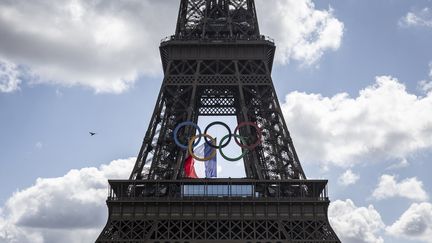 Les anneaux olympiques sur la tour Eiffel, le 25 août 2024 à Paris. (OLYMPIA DE MAISMONT / AFP)