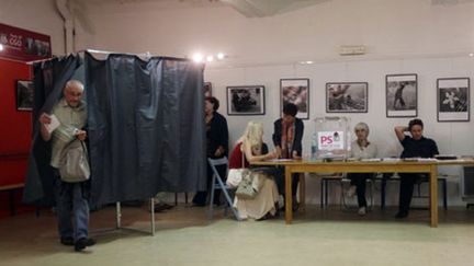 Des militants votent le programme politique socialiste pour 2012, le jeudi 19 mai 2011. (AFP/Pierre Verdy)