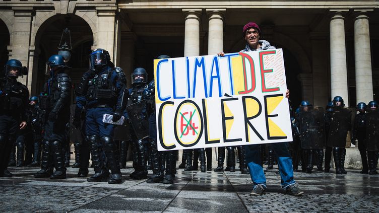 The activist Voltuan before the Constitutional Council on April 13, before spontaneous demonstrations all over the country after the publication of the opinion of the Council confirming the essentials of the pension reform.  (XOSE BOUZAS / HANS LUCAS)