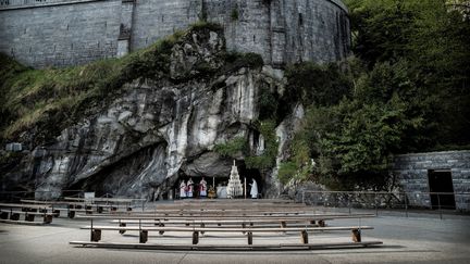 Service du dimanche de Pâques, diffusé en direct sur les réseaux sociaux, à la grotte de Massabielle, à Notre-Dame de Lourdes, le 12 avril 2020,&nbsp;en pleine pandémie de coronavirus. (LIONEL BONAVENTURE / AFP)