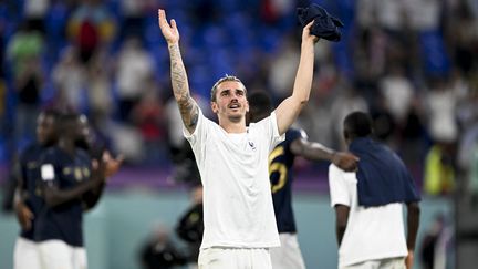 Antoine Griezmann célèbre la victoire de l'équipe de France contre le Danemark lors de la Coupe du monde, au stade 974 de Doha, le 26 novembre 2022. (ERCIN ERTURK / ANADOLU AGENCY)