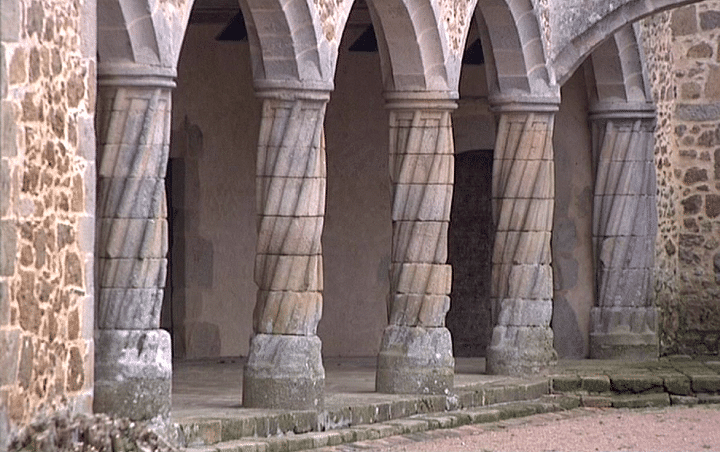 Les colonnes du château de Rochechouart en correspondance avec la "Column" de Tony Crag
 (France 3 / Culturebox)