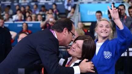 François Hollande félicite Cathy Fleury pour la médaille d'Automne Pavia