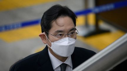 Lee Jae-yong, l'héritier de Samsung, lors de son arrivée au tribunal de Séoul (Corée du Sud), le 18 janvier 2021. (ED JONES / AFP)