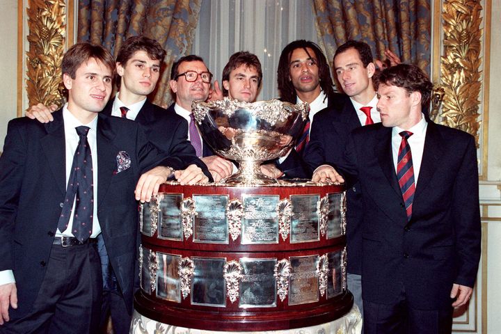 L'équipe de France victorieuse de la Coupe Davis à Lyon le 1er décembre 1991 avec, de gauche à droite : Fabrice Santoro, Arnaud Boetsch, Philippe Chatrier (président de la FFT), Henri Leconte, Yannick Noah (capitaine), Guy Forget et Olivier Delaitre. (PASCAL GUYOT / AFP)