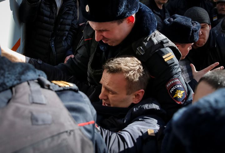 L'opposant russe Alexeï Navalny lors de son interpellation à Moscou (Russie), dimanche 26 mars 2017. (MAXIM SHEMETOV / REUTERS)