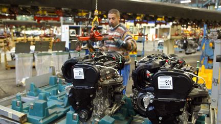 Un employ&eacute; de l'entreprise La Fran&ccedil;aise de m&eacute;canique, &agrave; Douvrin, le 28 janvier 2004. (DENIS CHARLET / AFP)