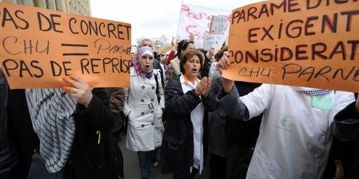 Manifestation des personnels hospitaliers à Alger, le 23 février 2011. Ils réclament des mesures concrètes et la reconnaissance de leur travail auprès du gouvernement. (AFP PHOTO /FAROUK BATICHE)