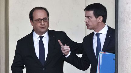 François Hollande et Manuel Valls à la sortie de l'Elysée, le 10 février 2016. (MICHEL EULER / AP / SIPA)