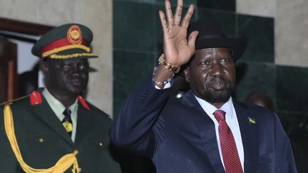 Le président du Soudan du Sud, Salva Kiir (à droite), salue les députés lors de l'ouverture de la session parlementaire à Juba, le 14 mai 2019. (CHOLMAY AKUOT / AFP)