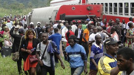 Des passagers évacuent un train, après son déraillement à Eseka (Cameroun), le&nbsp;21 octobre 2016. (AFP)