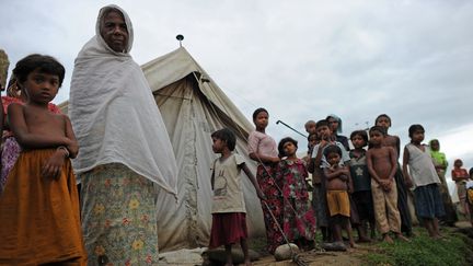 Des musulmans Rohingyas, devant leurs tentes install&eacute;es dans un camp de r&eacute;fugi&eacute;s, aux alentours de Sittwe, capitale de l'Etat de&nbsp;Rakhine, le 10 octobre 2012. (CHRISTOPHE ARCHAMBAULT / AFP)