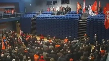 Les salari&eacute;s d'ArcelorMittal de Florange (Moselle) r&eacute;unis en assembl&eacute;e g&eacute;n&eacute;rale, jeudi 16 f&eacute;vrier 2012. (FRANCE 2)