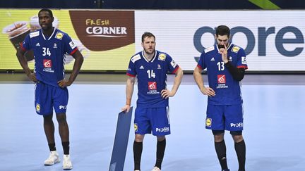 Les joueurs de l'équipe de France de handball font grise mine&nbsp;après leur défaite dans la petite finale de l'Euro face au Danemark, le 30 janvier 2022 à Budapest (Hongrie).&nbsp; (ATTILA KISBENEDEK / AFP)