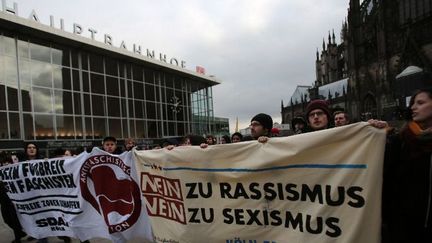 Cologne (Allemagne), le 6 janvier 2016. Manifestation sur la place de la gare centrale de Cologne où, dans la nuit du 31 décembre au 1er janvier, plusieurs centaines d'agressions ont été perpétrées, essentiellement sur des femmes.
 (OLIVER BERG/DPA)