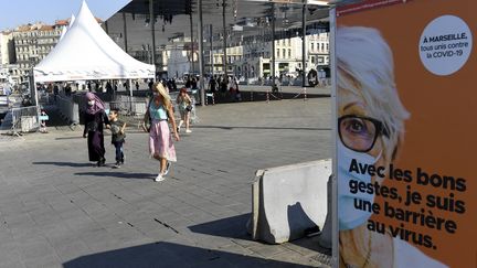 Dans les rues de Marseille le 14 septembre 2020, classée en zone d'alerte maximale au coronavirus (couleur rouge écarlate) dix jours plus tard. (NICOLAS TUCAT / AFP)