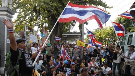 Des manifestants r&eacute;clament la d&eacute;mission du gouvernement tha&iuml;landais, le 28 novembre 2013, devant le minist&egrave;re de l'Education, &agrave; Bangkok (Tha&iuml;lande). (CHAIWAT SUBPRASOM / REUTERS)