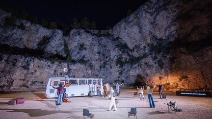 Après sept ans de fermeture, la mythique carrière de Boulbon accueille à nouveau du public, à l’occasion de la 77e édition du Festival. Situé à une quinzaine de kilomètres d'Avignon, ce cratère cerné de verdure a servi pour la première fois en 1985, pour la mise en scène du "Mahabharata" de Peter Brook. S’y joue cette année "Le Jardin des Délices", au décor surréaliste, signé Philippe Quesne, jusqu’au mardi 18 juillet. (DAUPHIN PHILIPPE / PHOTOPQR / LA PROVENCE / MAXPPP)