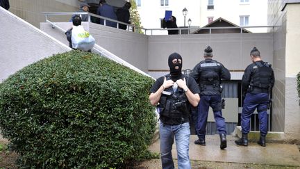 La police antiterroriste fouille un parking &agrave; Torcy (Seine-et-Marne), le&nbsp;10 octobre 2012,&nbsp;&agrave; la recherche de mat&eacute;riel appartenant au r&eacute;seau islamiste d&eacute;mantel&eacute; &agrave; Strasbourg et &agrave; Cannes. (MEHDI FEDOUACH / AFP)