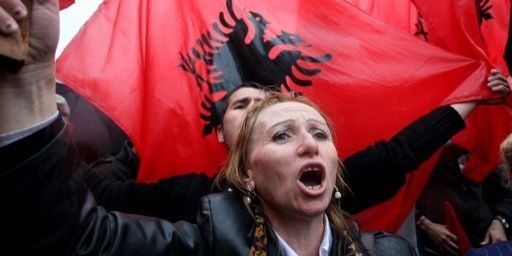 Une extrèmiste du parti nationaliste Red and Black, lors d'une manifestation à Tirana, le 7/04/2013 (AFP/GENT SHKULLAKU)