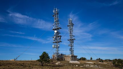 Des antennes-relais au sommet du mont Aigoual, dans le Massif central, le 13 septembre 2019. (BENJAMIN POLGE / HANS LUCAS / AFP)