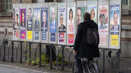 Panneaux électoraux avec les affiches des douze candidats à l'élection présidentielle à Rennes (Ille-et-Vilaine), le 31 mars 2022. (PHILIPPE RENAULT / MAXPPP)