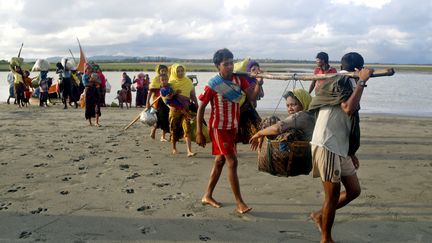 Des réfugiés rohingyas s'apprêtent à embarquer dans des bateaux pour rejoindre le Bangladesh, le 15 septembre 2017. (SONY RAMANY / NURPHOTO / AFP)