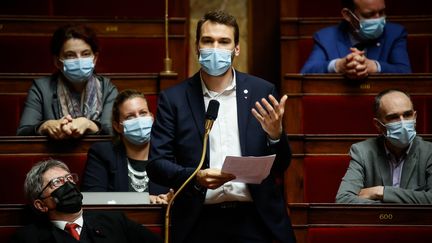 Le député La France Insoumise Ugo Bernalicis dénonce une rupture d'égalité entre vaccinés et non-vaccinés, notamment ceux qui n'auront pas rempli leur schéma vaccinal complet lors de l'extension du pass sanitaire, prévue le 9 août 2021. (THOMAS PADILLA / MAXPPP)