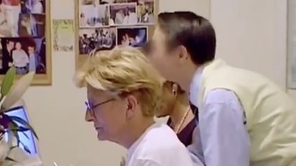 Dans&nbsp;l'émission "90 Minutes" de Canal+ en 2002, Isabelle Balkany s'adresse à un employé de la mairie de Levallois-Perret (Hauts-de-Seine) en l'appelant "Grain de riz". (CANAL+)