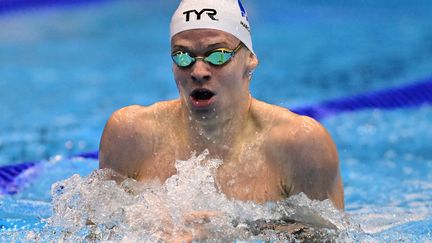 Léon Marchand lors de la demi-finale du 200 m quatre nages des Mondiaux de Fukuoka, le 26 juillet 2023. (MANAN VATSYAYANA / AFP)