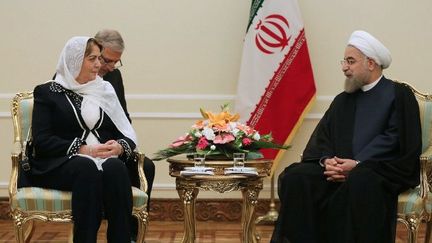 Le président iranien, Hassan Rouhani, assure la présidente de l'Assemblée du peuple syrien, Hadiya Khalaf Abbas, du soutien sans faille de la République islamique d'Iran à son pays, le 27 septembre 2016, à Téhéran. (HO/IRANIAN PRESIDENCY/AFP)