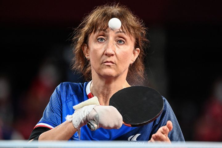 La parapongiste Isabelle Lafaye lors d'un match de poules des Jeux de Tokyo (Japon), le 26 août 2021. (CHARLY TRIBALLEAU / AFP)