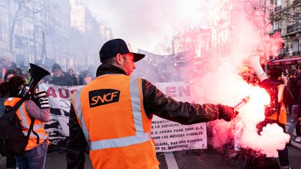 Des cheminots de la SNCF lors de la sixième journée de manifestation dans le cadre de la réforme des retraites, à Paris, le 16 janvier 2020.&nbsp; (SAMUEL BOIVIN / NURPHOTO / AFP)