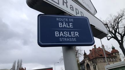 Des plaques de rue traduites en allemand à Colmar. (GUILLAUME CHHUM / RADIOFRANCE)