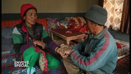 "Envoyé spécial" a assisté à une consultation de médecine tibétaine dans l'Himalaya (ENVOYÉ SPÉCIAL  / FRANCE 2)