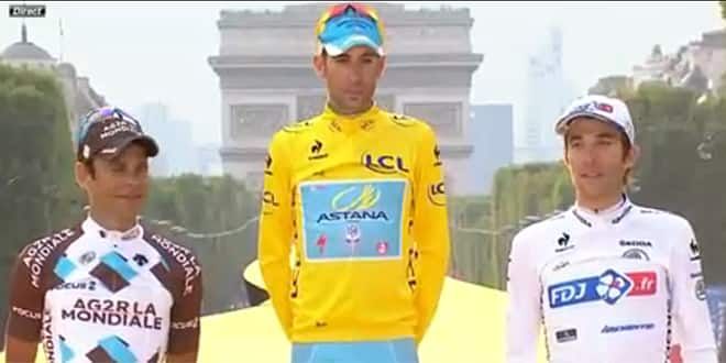 Vincenzo Nibali encadré par les deux Français, Jean-Christophe Péraud et Thibault Pinot, sur le podium du Tour 2014