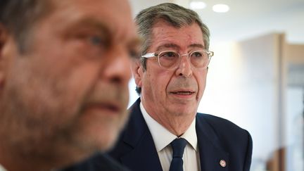 Patrick Balkany et son avocat, Éric Dupond-Moretti, le 19 juin 2019. (ERIC FEFERBERG / AFP)