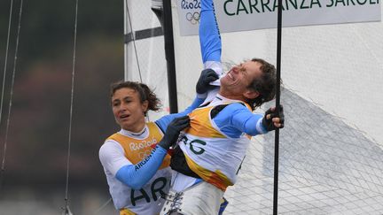 Santiago Lange et Cecilia Carranza Saroli&nbsp;célèbrent leur titre olympique en&nbsp;Nacra 17 mixte aux Jeux de Rio, le 16 août 2016. (WILLIAM WEST / AFP)