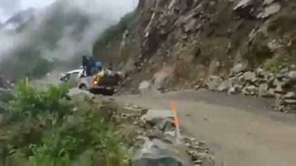 Un glissement de terrain filmé au Pérou après des pluies torrentielles