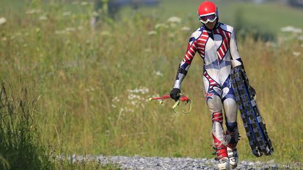 Un skieur arrive pour s'entra&icirc;ner en marge des championnats du monde de ski sur herbe &agrave; Kaprun (Autriche), le 20 juillet 2013. (ALEXANDER KLEIN / AFP)