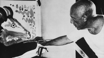 Pablo Picasso (1881 -1973) "à l'oeuvre". (ULLSTEIN BILD / GETTY IMAGES)