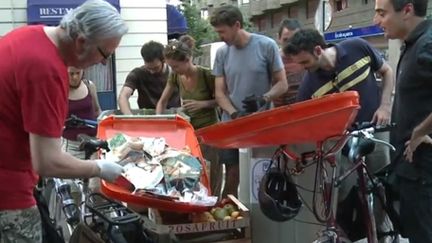 A la recherche d'aliments encore consommables dans les poubelles madrilènes (DR)