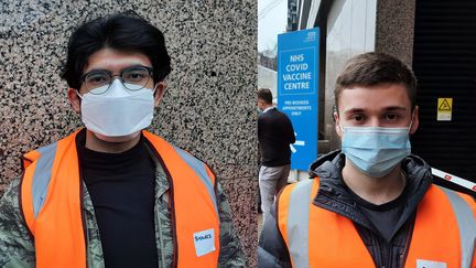 De gauche à droite, Shavaiz et Curtis, deux jeunes Anglais bénévoles dans un centre de vaccination contre le Covid-19 à Londres, fin janvier 2021. (RICHARD PLACE / RADIO FRANCE)