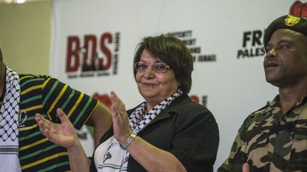 La militante palestinienne Leila Khaled s'adresse à la foule à Soweto, en Afrique du Sud, le 15 février 2015. Leila Khaled est à Soweto dans le cadre de sa tournée en Afrique du Sud en tant qu'invité du mouvement de Boycott, de désinvestissement et de sanctions. (IHSAAN HAFFEJEE / ANADOLU AGENCY)