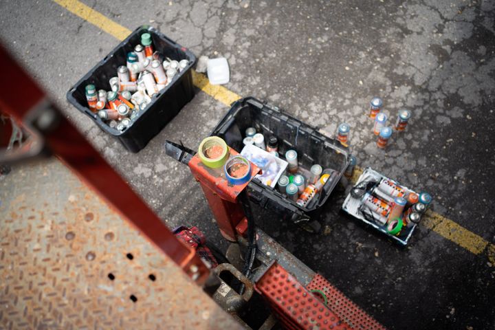 De la peinture en aérosol se trouve au bas d'une nacelle à ciseaux utilisée par des artistes lors du festival Mural à Montréal, au Québec, le 16 juin 2022. (PAOLA CHAPDELAINE / AFP)