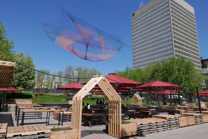 Les jardins Gamelin, au coeur du quartier des spectacles, le nouveau quartier de Montréal, avec tout l'été des déjeuners sur l’herbe, une formule brunch, différente chaque semaine, et inspirée de la diversité culinaire québécoise. (Photo Emmanuel Langlois)