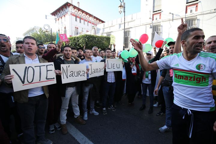 Manifestants du 6 décembre 2019 à Alger. Les militants du Hirak refusent l'élection présidentielle du 12 décembre voulue par le régime.&nbsp; (BILLAL BENSALEM / NURPHOTO)