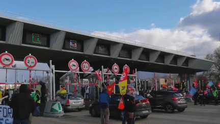 Depuis l’annonce de l’utilisation de l’article 49 alinéa 3 de la Constitution pour faire passer la réforme des retraites, la mobilisation contre ce projet de loi s’est durcie. Les actions sont plus éparses et plus difficiles à contrôler. (franceinfo)